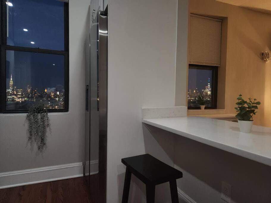 Апартаменты Elegant 2 Bed Gem! Mins From Nyc Юнион-Сити Экстерьер фото