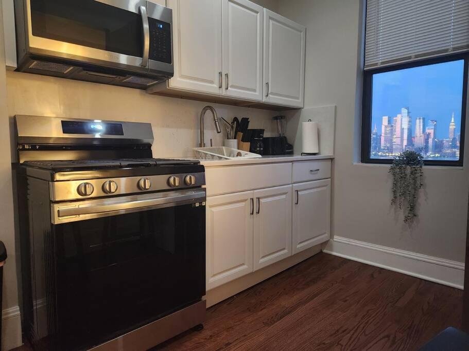 Апартаменты Elegant 2 Bed Gem! Mins From Nyc Юнион-Сити Экстерьер фото