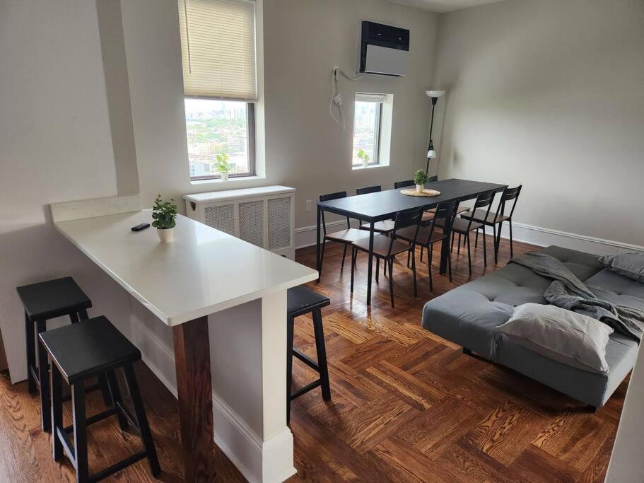 Апартаменты Elegant 2 Bed Gem! Mins From Nyc Юнион-Сити Экстерьер фото